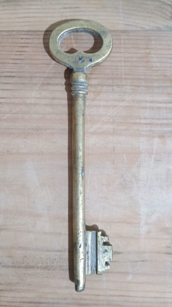 Llave de latón antigua