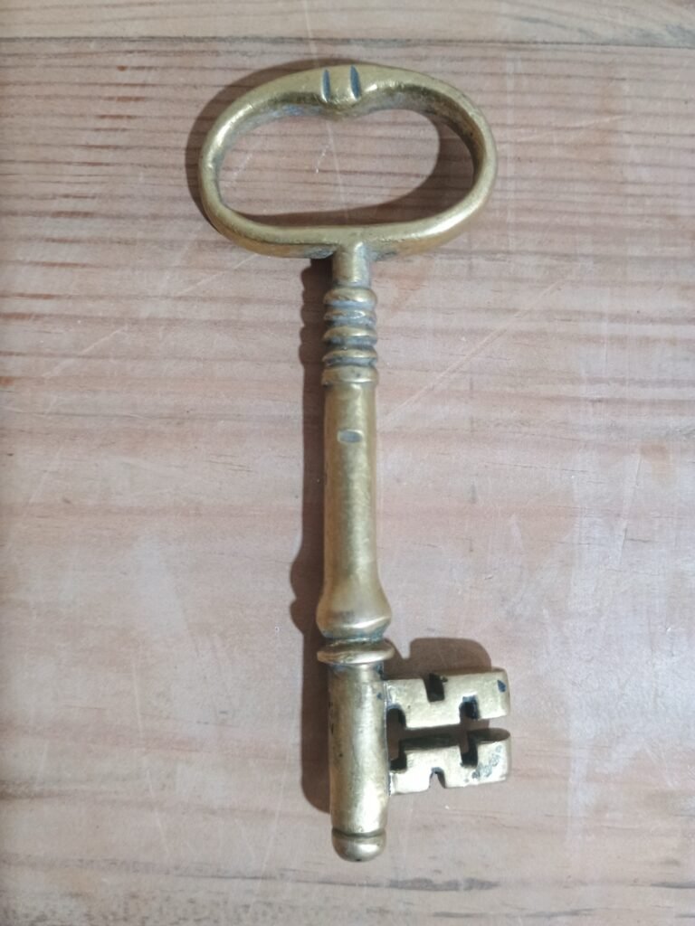 Llave de latón antigua