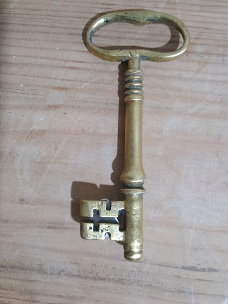 Llave de latón antigua