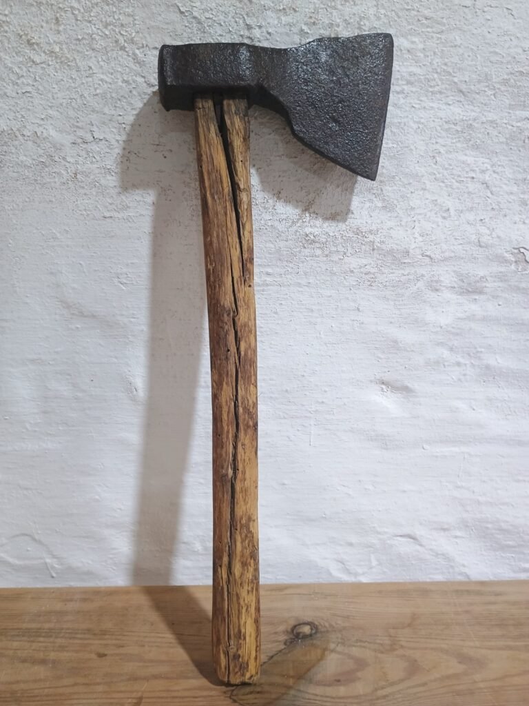 Herramienta de campo antigua: hacha
