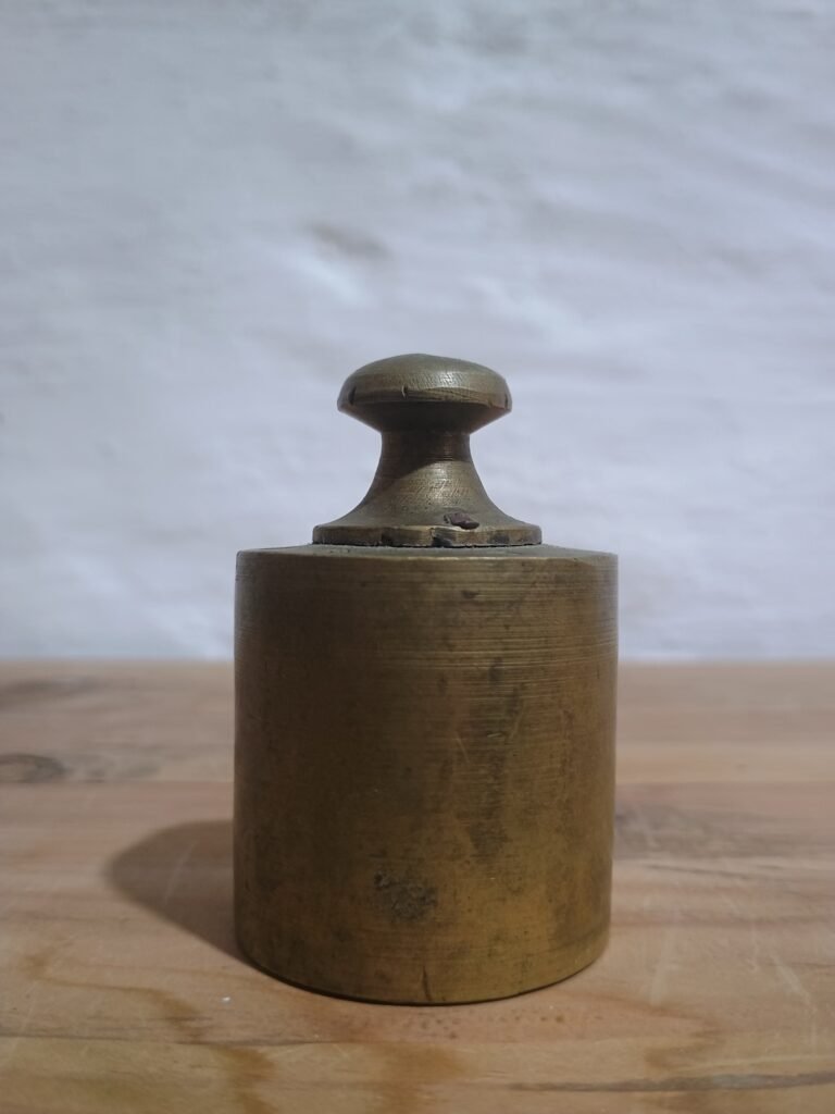 Pesa antigua de balanza de bronce