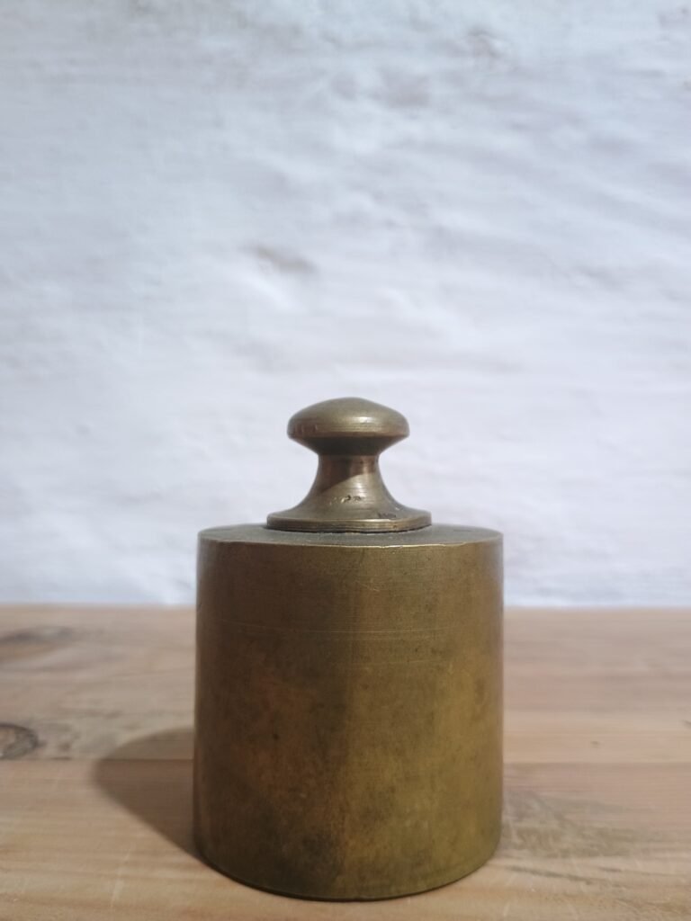Pesa antigua de balanza de bronce