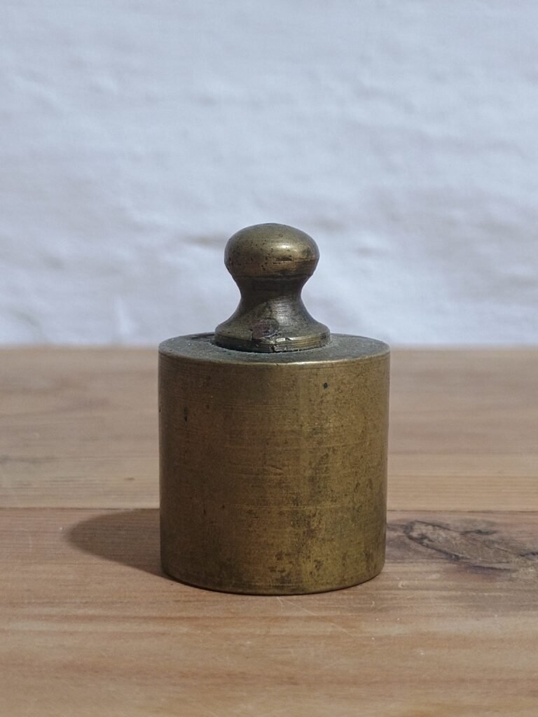 Pesa antigua de balanza de bronce