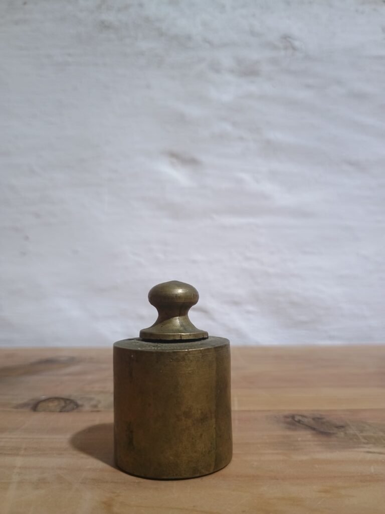 Pesa antigua de balanza de bronce