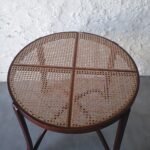 Mesa redonda vintage estilo Thonet con tablero de rejilla