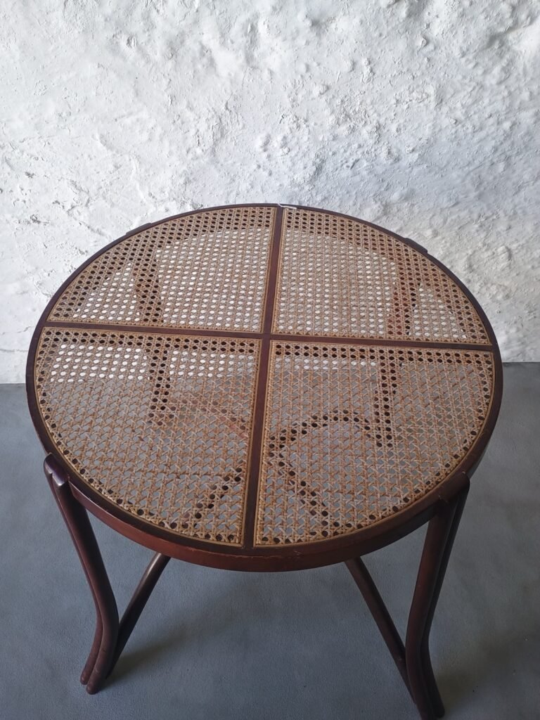 Mesa redonda vintage estilo Thonet con tablero de rejilla