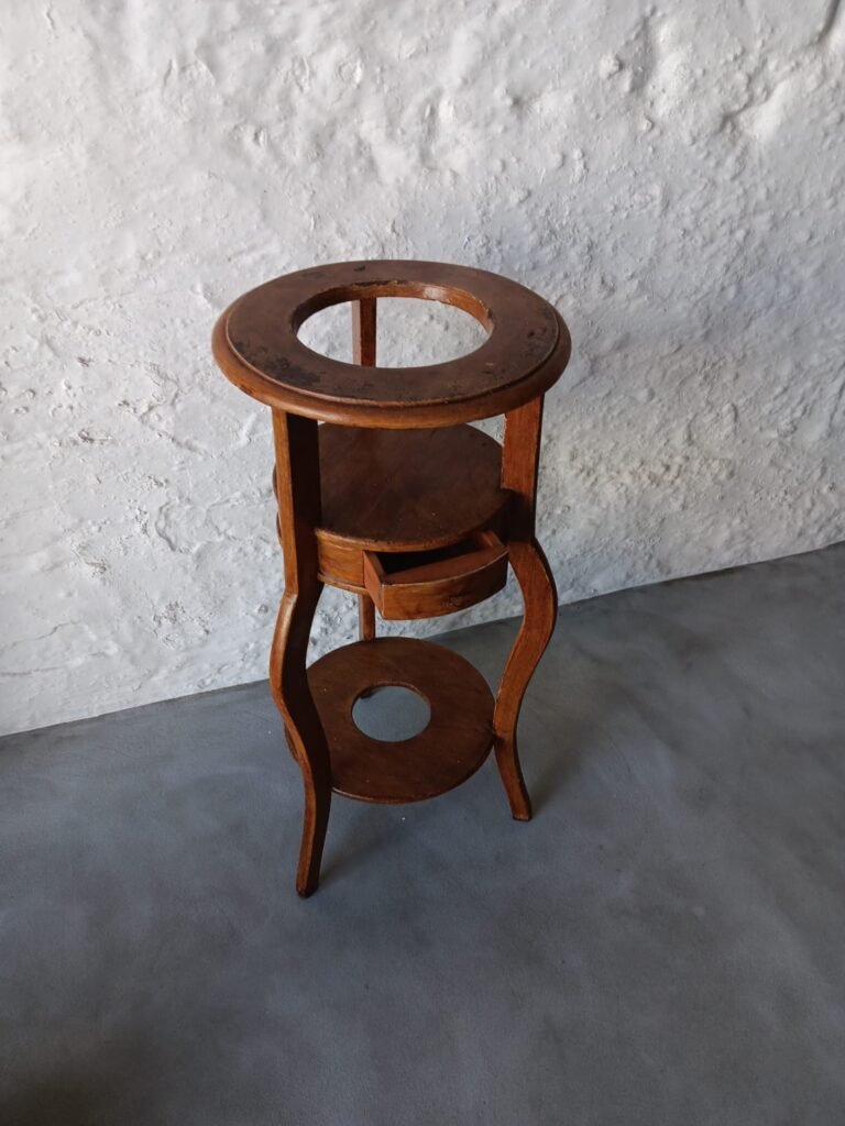 Antiguo jofainero palanganero de madera con cajón
