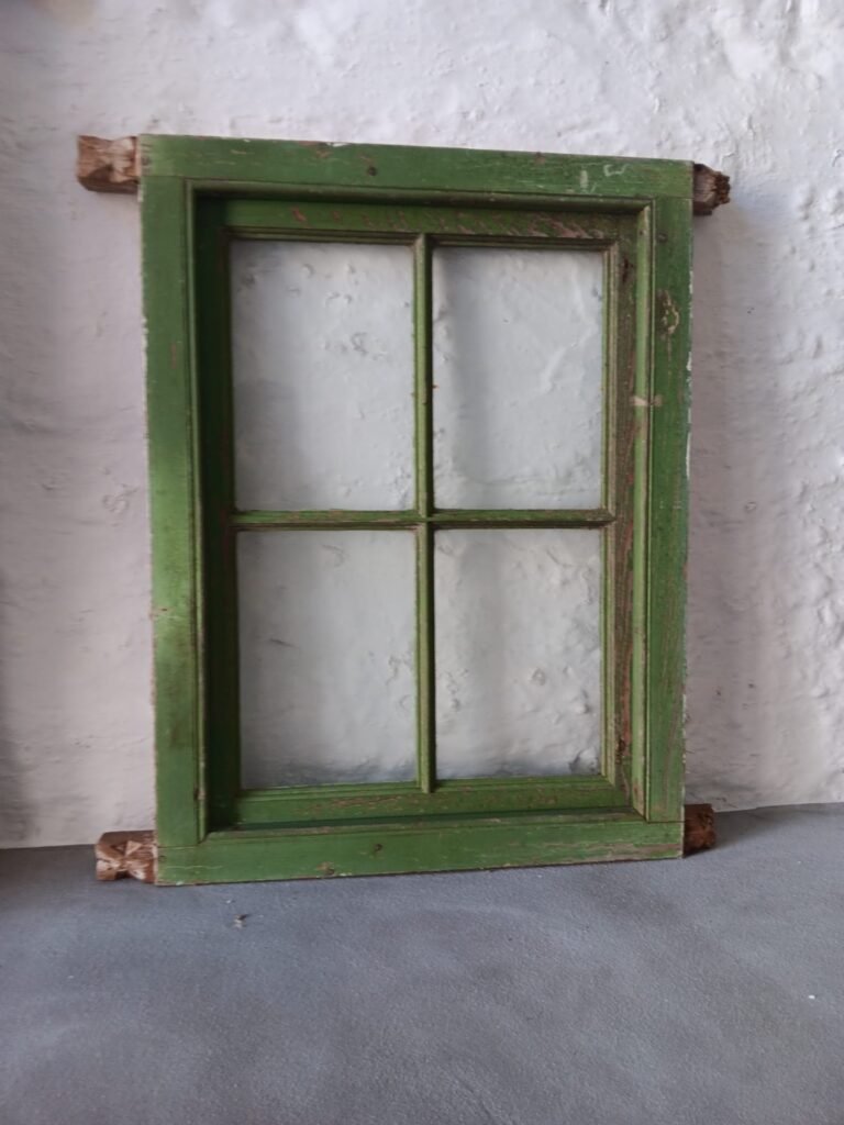 Ventana antigua de madera recuperada con marco y 4 cuadrantes